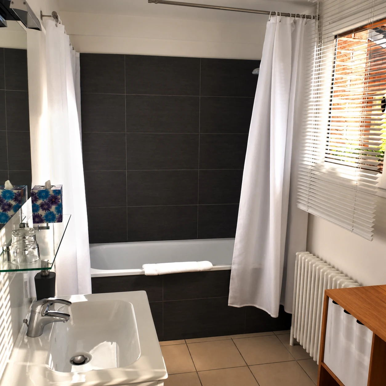 Die Badewanne im Badezimmer von Fab Double