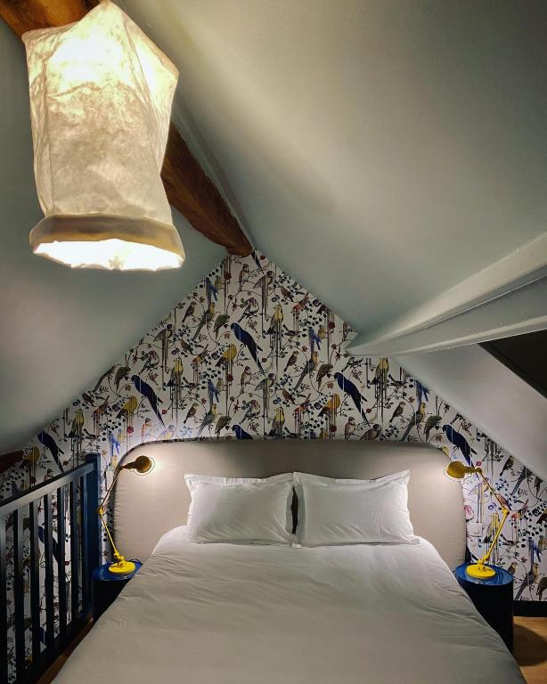 Das Doppelbett des Cottages im Zwischengeschosszimmer