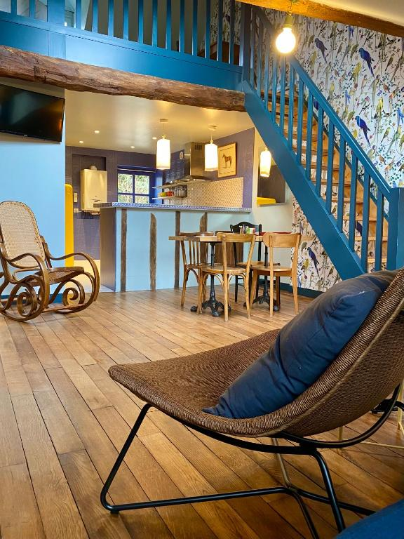 Le salon du Gîte, son fauteuil et l’escalier bleu vers la mezzanine