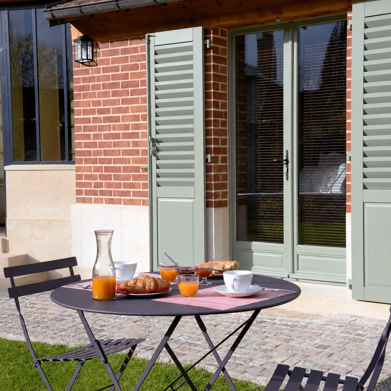Frühstück serviert auf der Terrasse von Fab House