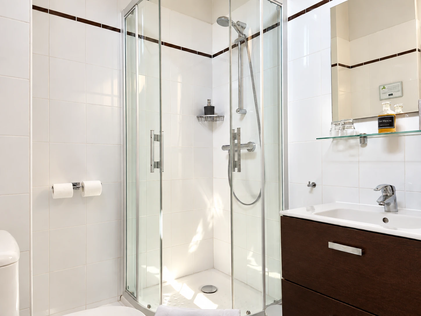 Glasdusche und Badezimmerspüle Fab Budget.