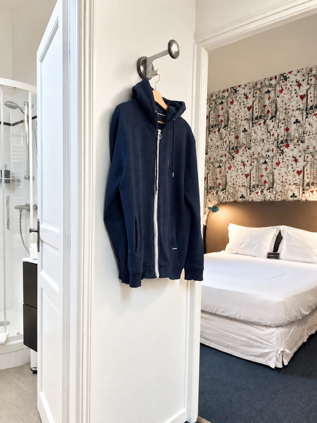 Eingang und Überblick über den Raum Fab Budget und sein Badezimmer.