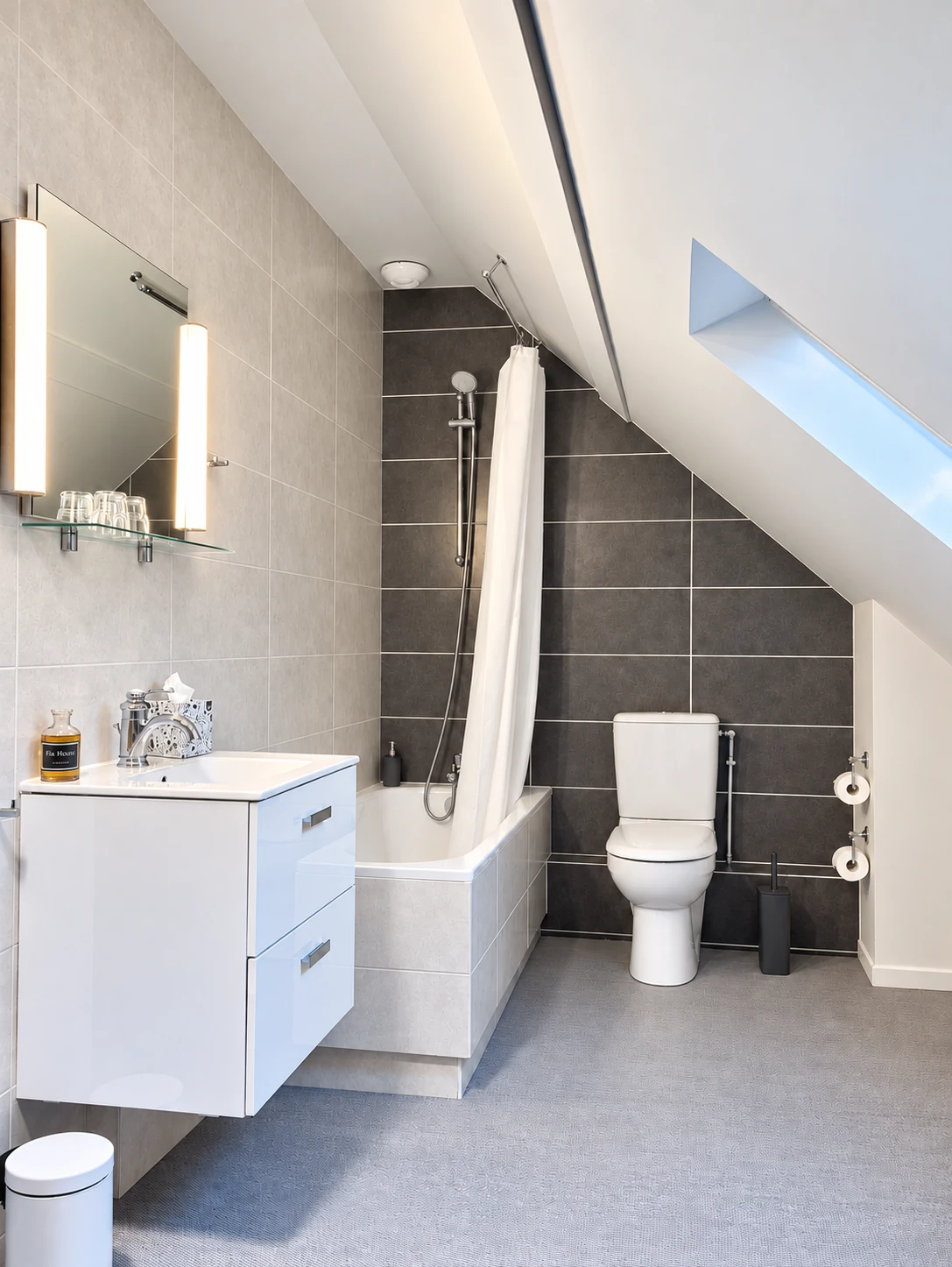 Das Deluxe Badezimmer, unter dem Dach, mit Badewanne