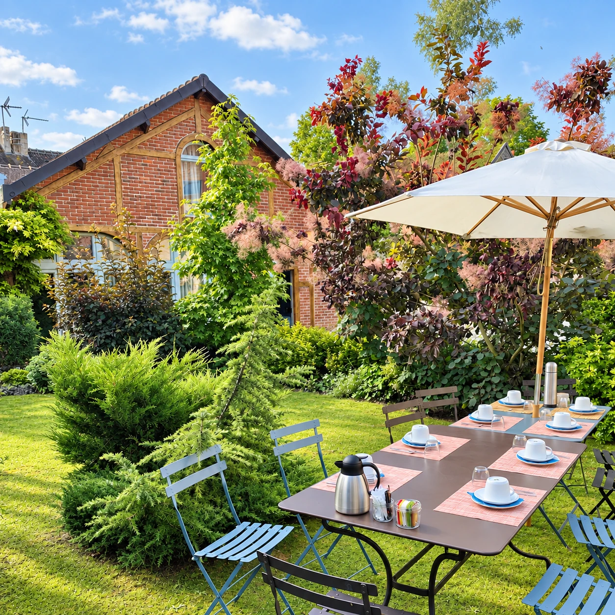 Frühstückstische im Garten Fab House